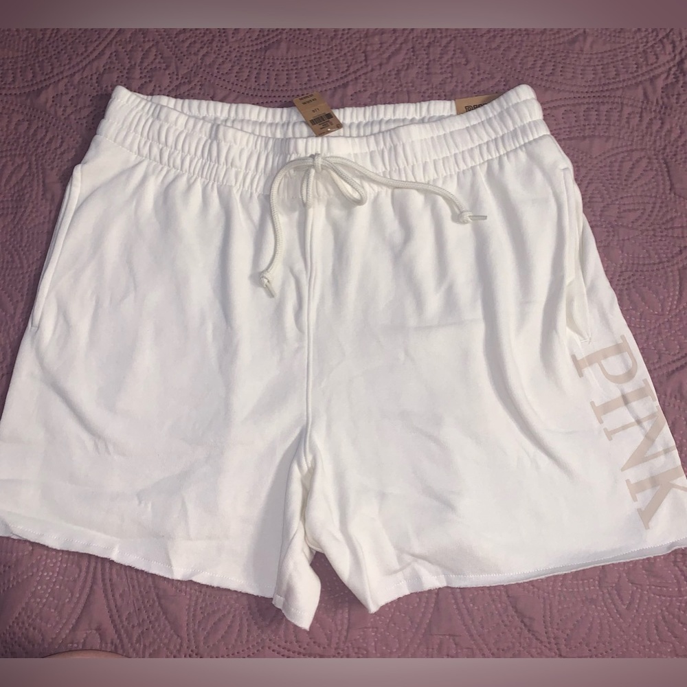 Victoria’s Secret Pink SET 5” Creamer Everyday Fleece Shorts & Henley Floral Tee - Picture 3 of 14